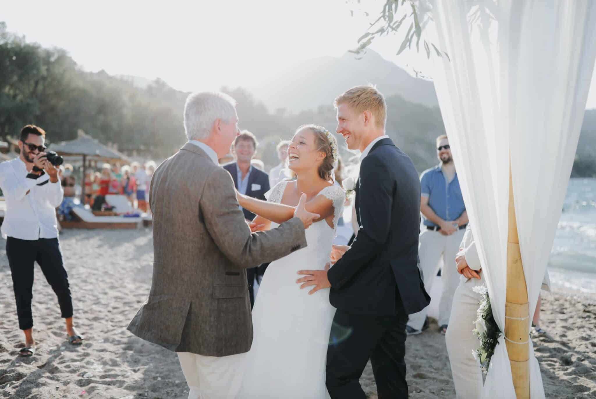 Brautpaar und Vater am Strand - Destination Wedding Zakynthos
