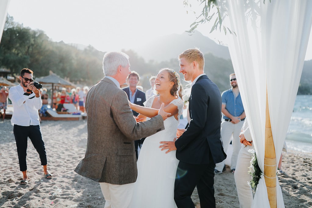 Brautpaar und Vater am Strand - Destination Wedding Zakynthos